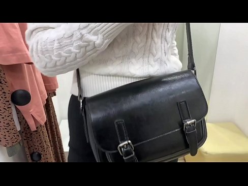 ❤️ Veřejná masturbace mladé feny FeralBerry s dildem ve fitku Porno u nás