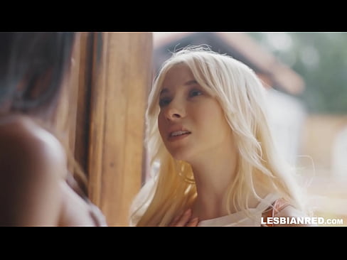 ❤️ Dívka se po několika měsících vrátí domů a skončí u lízání kundy své nevlastní matky Porno u nás
