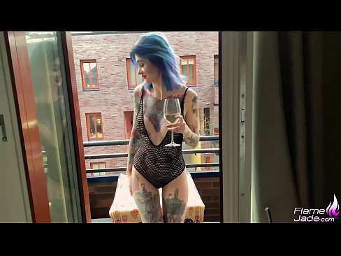 ❤️ Obrovská holka kouří s hltem a vášnivě šuká pod širým nebem Porno u nás
