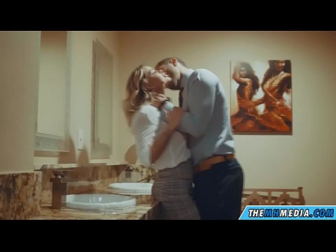 ❤️ Když vás na veřejných záchodcích svádí prsatá blondýna. Porno u nás